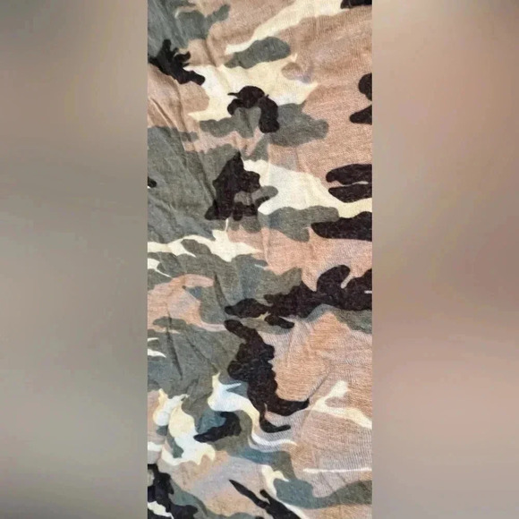 BODY CENTRAL | ladies embellished cross camouflage tank top. Size: L. - Picture 2 of 9